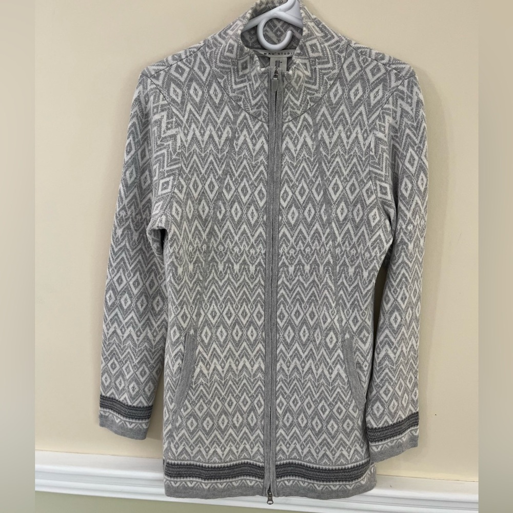 MAX STUDIO Gray & White Geometric  Pattern Full Zip Long Sweater Jacket NWOT - Picture 3 of 10
